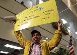 pedro-quezada-mit-dem-powerball-scheck