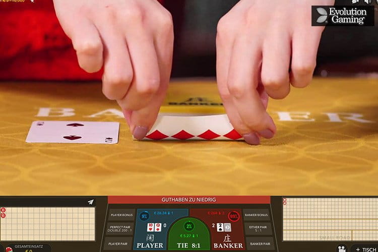 Ein Close-up auf die Finger der Geberin beim Baccarat Squeeze