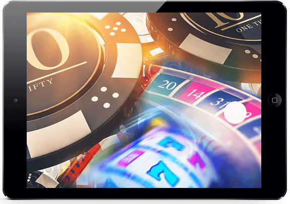 Nærbillede af ting der har med casinoer at gøre såsom jetoner, roulettehjul og spilleautomater.