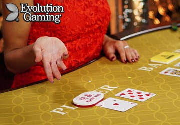 Medio plano de las manos de una mujer echando las cartas y el logo de Evolution
