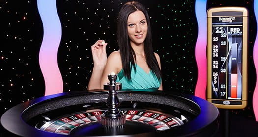 Una mujer crupier de ruleta en vivo de Evolution