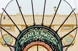 Puerta de entrada con las palabras Cafe de Paris en Monaco