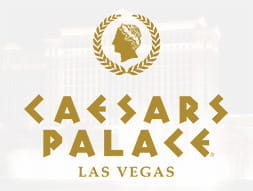 La fachada del Caesars Palace Casino por la noche