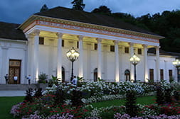 Edificio del Baden-Baden con su ilumninación nocturna