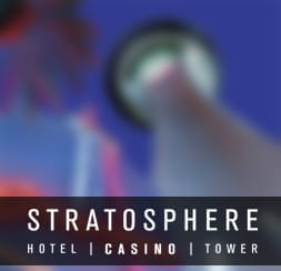 la torre del hotel Stratosphere vista desde abajo