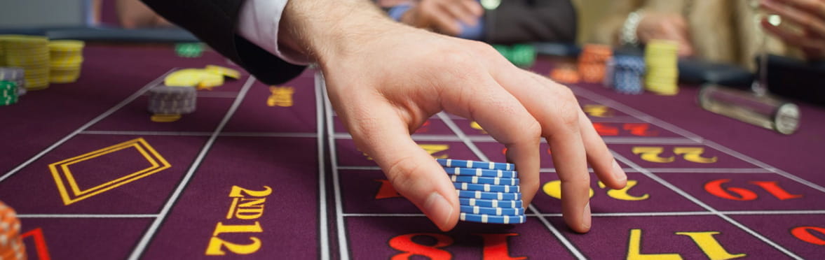 mesa de ruleta con jugadores alegres