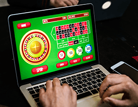 Un jugador disfrutando del juego de casino online