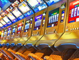 Máquinas tragaperras en un casino de crucero.
