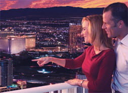 Una pareja está observando el Strip de Las Vegas desde la torre Stratosphere