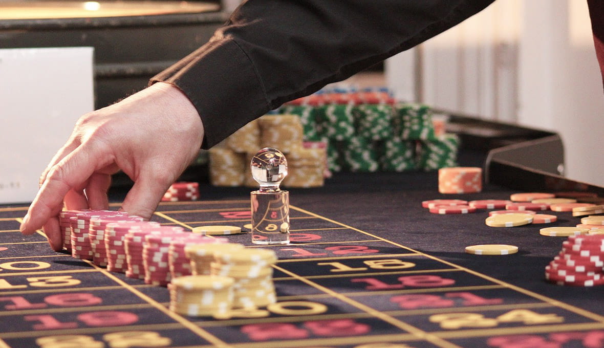 The Pros and Cons of Being a Casino Dealer Are Interesting!