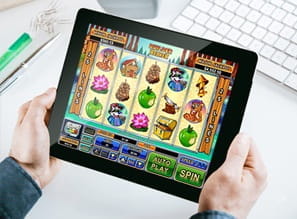 O imagine cu un joc de tip slot pe tableta