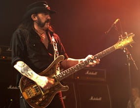 O poza cu Lemmy Killmister cantand la chitara