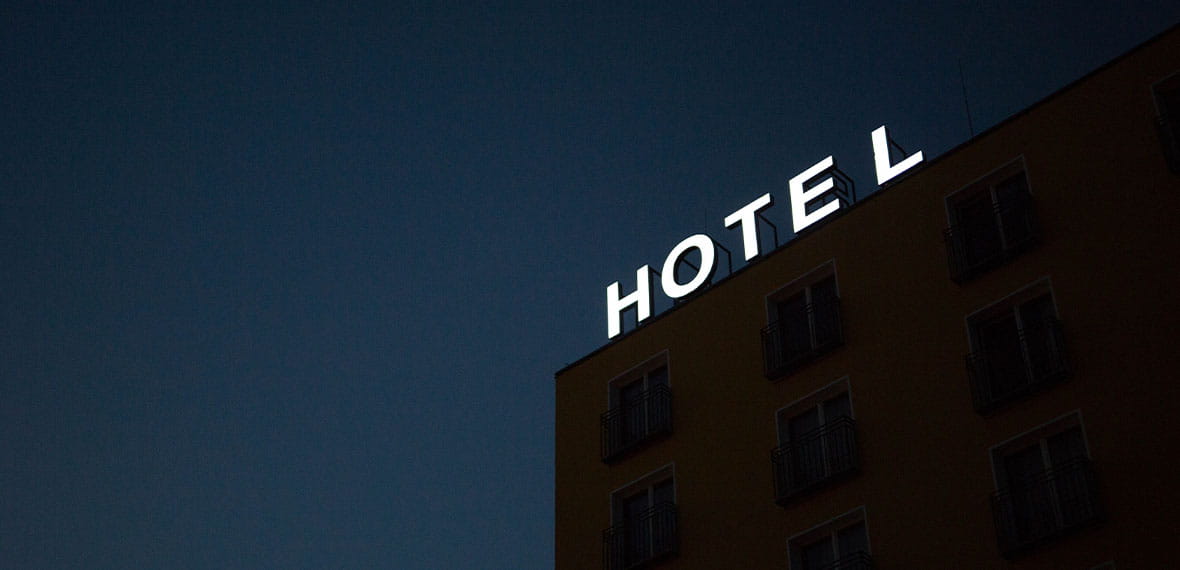 Tanda Hotel Bersinar di Malam Hari 