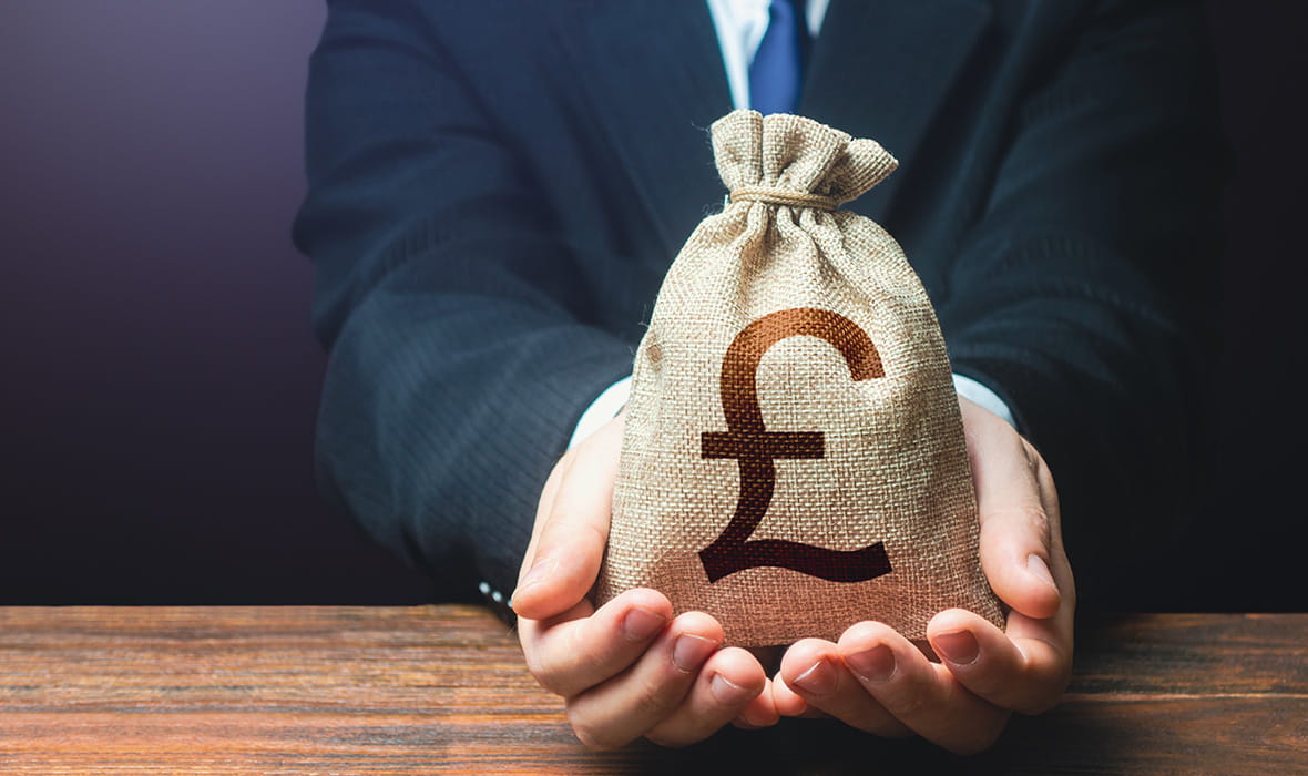 Menyerahkan Dua Puluh Pound Notes 